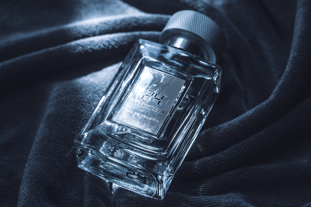 تصوير العطور والزجاجات: تحدي الانعكاسات وكيف يتقنه طلال عوض