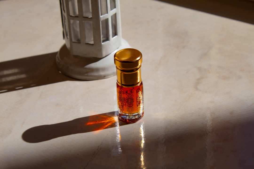 تصوير العطور والزجاجات: تحدي الانعكاسات وكيف يتقنه طلال عوض