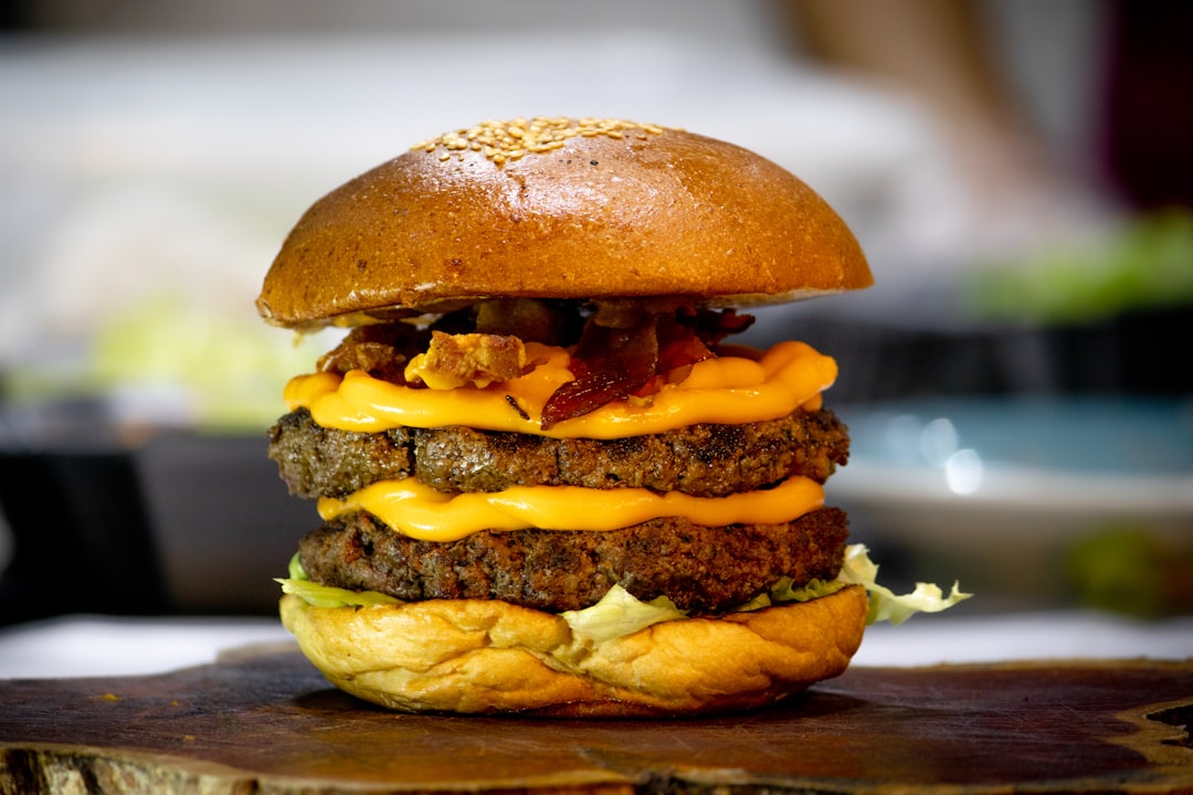 كيف تختار زاوية التصوير المثالية للبرجر والوجبات السريعة؟