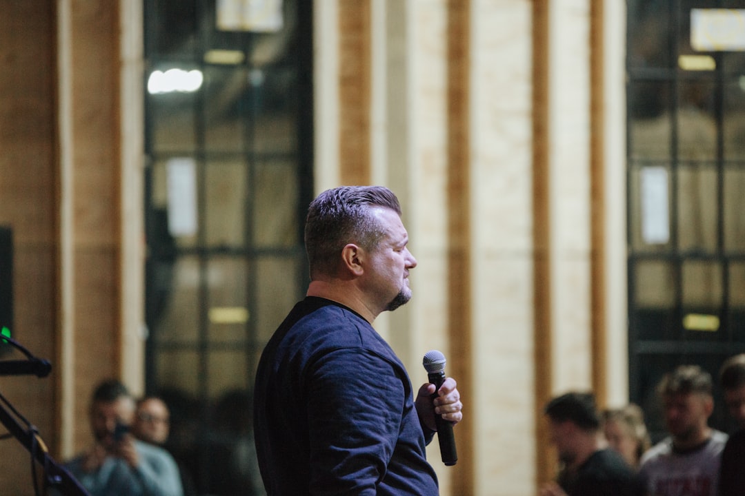 تغطية المؤتمرات والفعاليات الرسمية في المملكة: دقة وسرعة