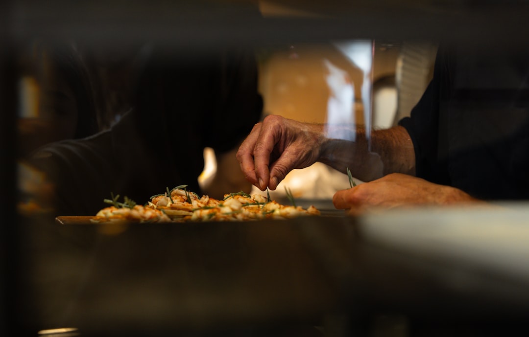 أهمية تنسيق الأطباق (Food Styling) قبل التصوير: نصائح طلال عوض