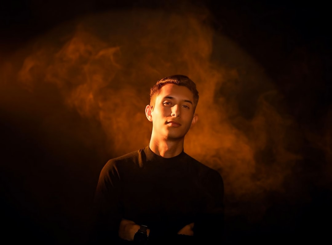 دور الإضاءة في صناعة الصورة السينمائية: أسرار استوديو طلال عوض