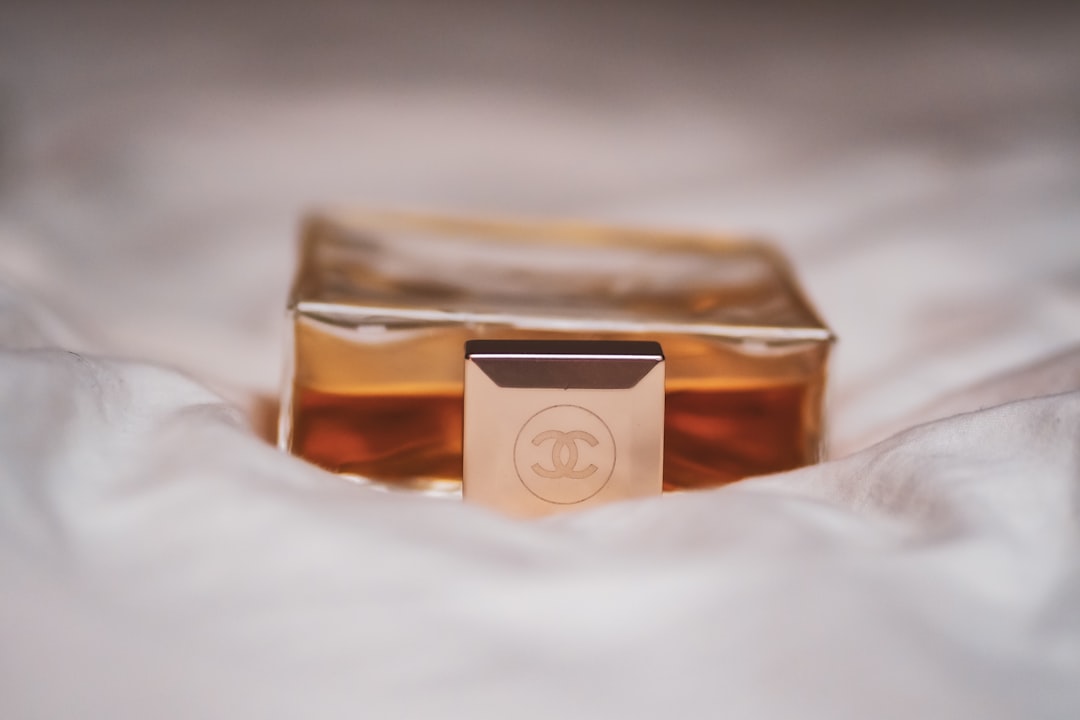 تصوير العطور والزجاجات: تحدي الانعكاسات وكيف يتقنه طلال عوض