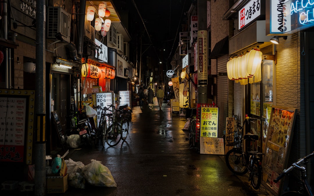 إضاءة المطاعم الخافتة: كيف يتعامل معها المصور المحترف طلال عوض؟