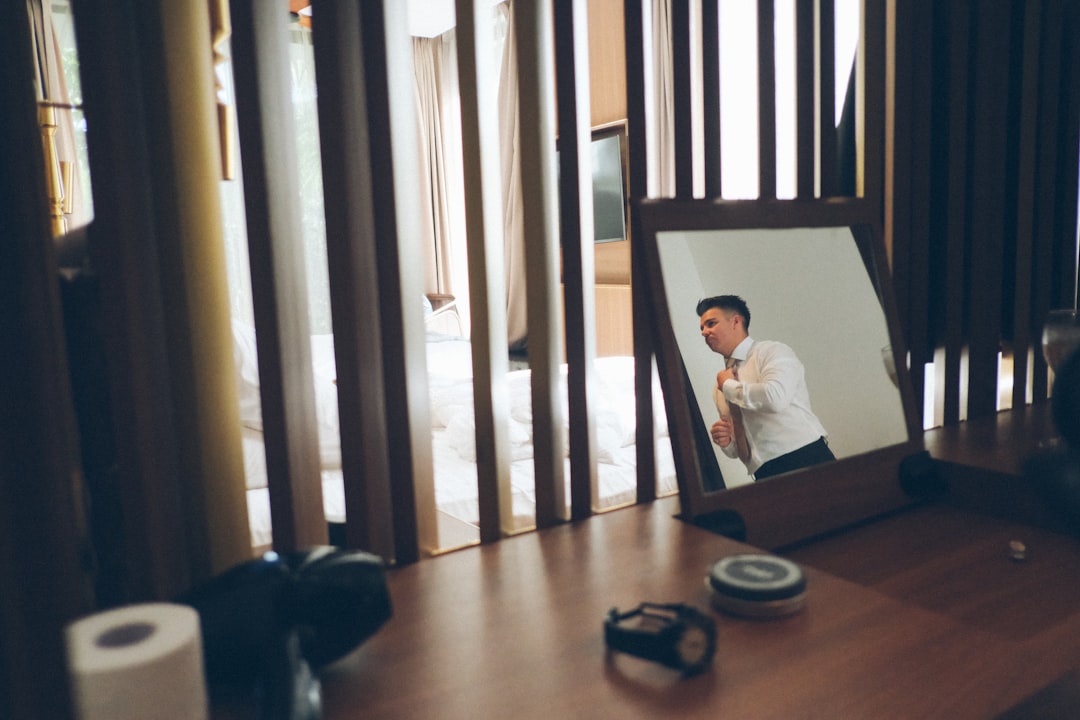 كيف تستعد لجلسة تصوير بورتريه مع طلال عوض؟ نصائح الملابس والمظهر