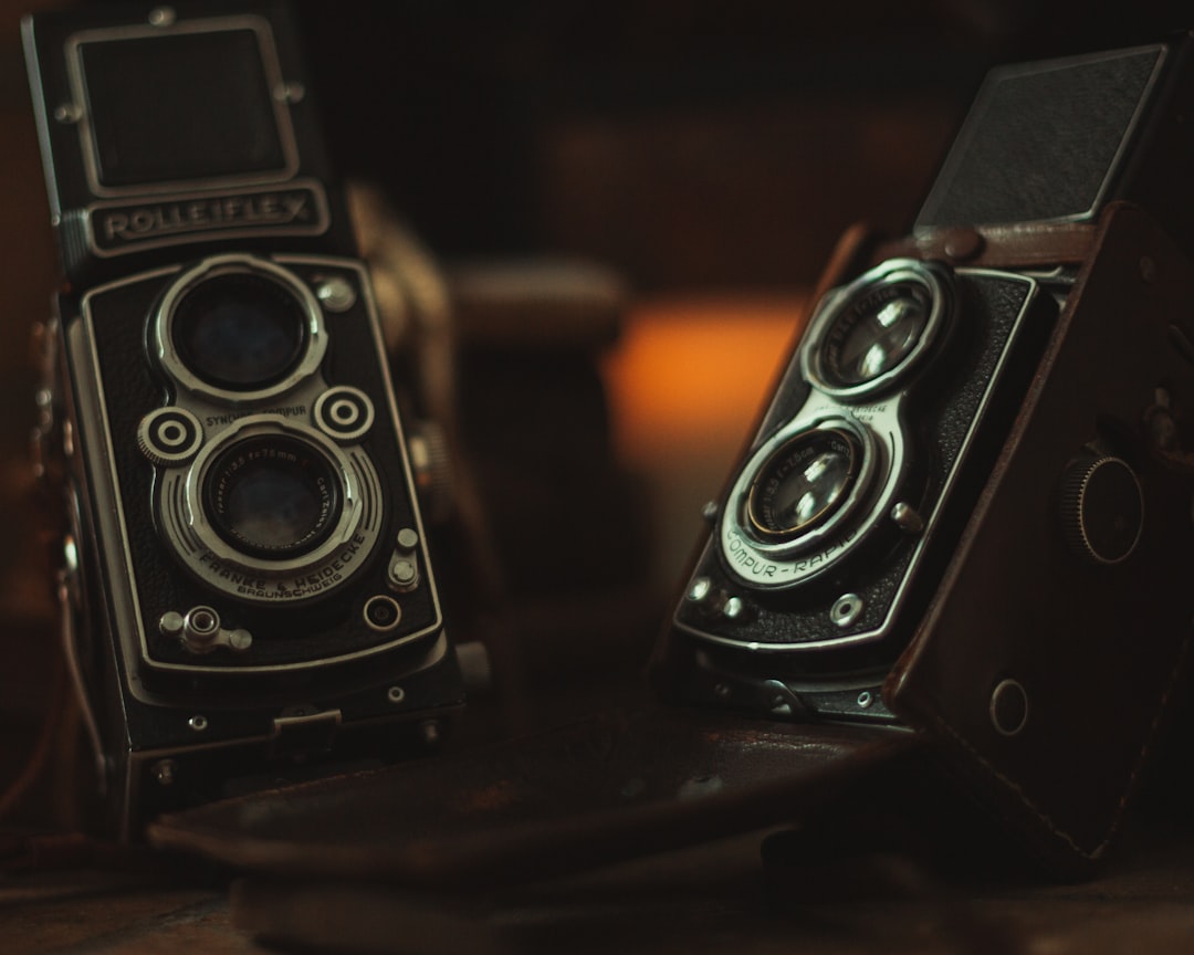 الفرق بين تصوير الموبايل وتصوير المحترفين للمطاعم: لماذا تحتاج لطلال عوض؟