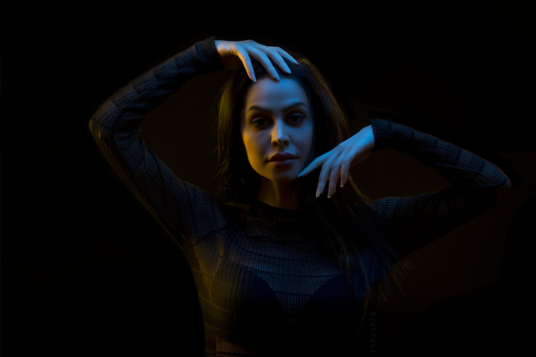 دور الإضاءة في صناعة الصورة السينمائية: أسرار استوديو طلال عوض