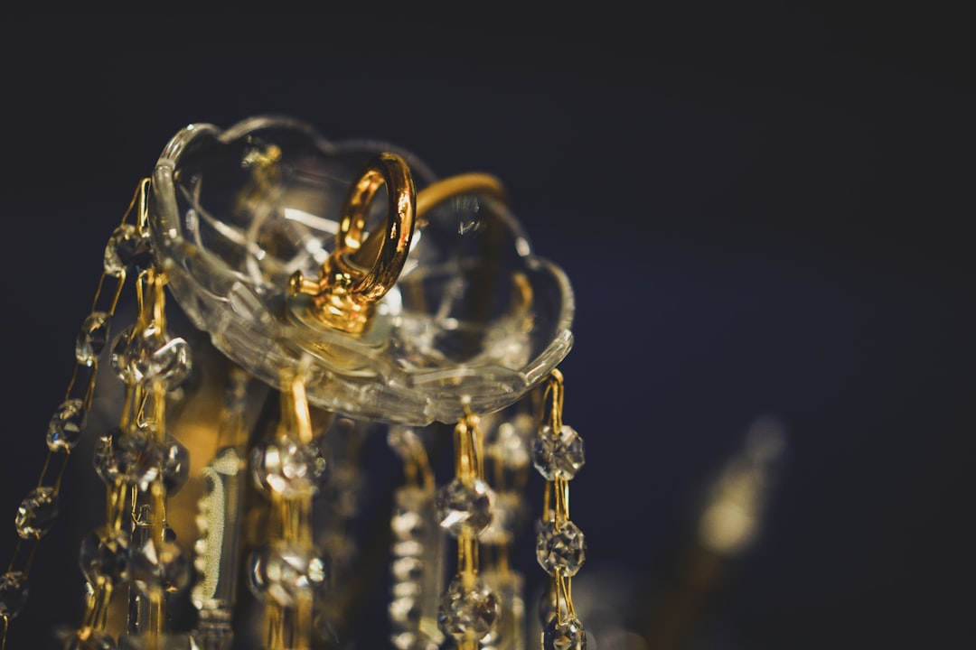 تصوير المجوهرات والذهب: إظهار البريق والدقة المتناهية