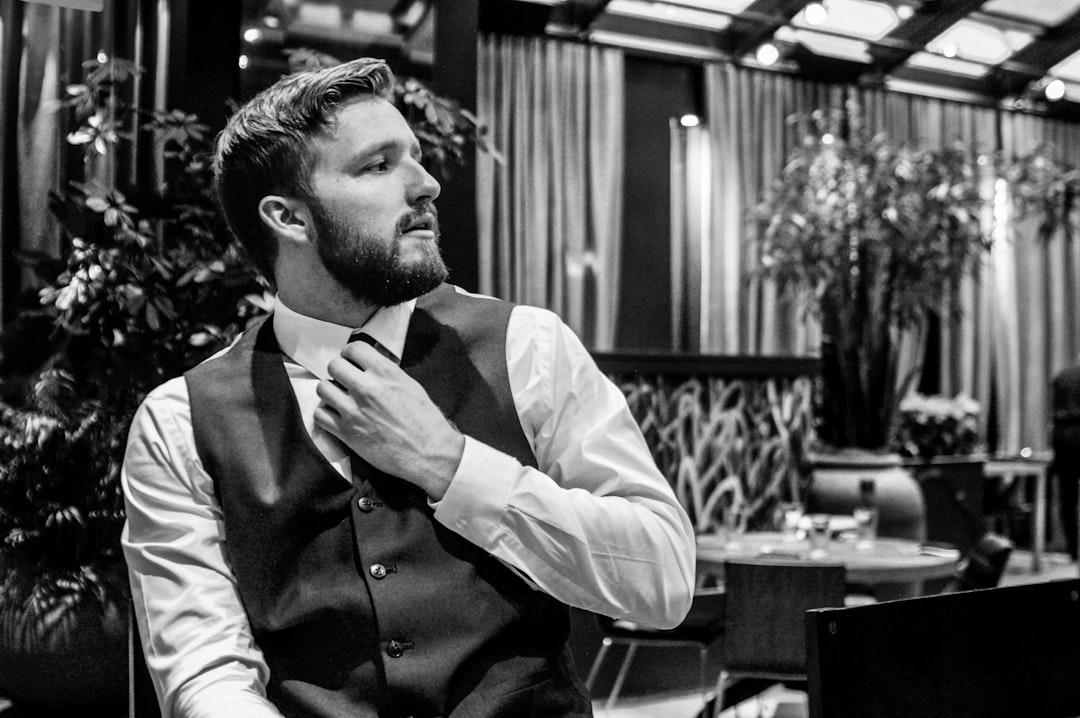 كيف تستعد لجلسة تصوير بورتريه مع طلال عوض؟ نصائح الملابس والمظهر