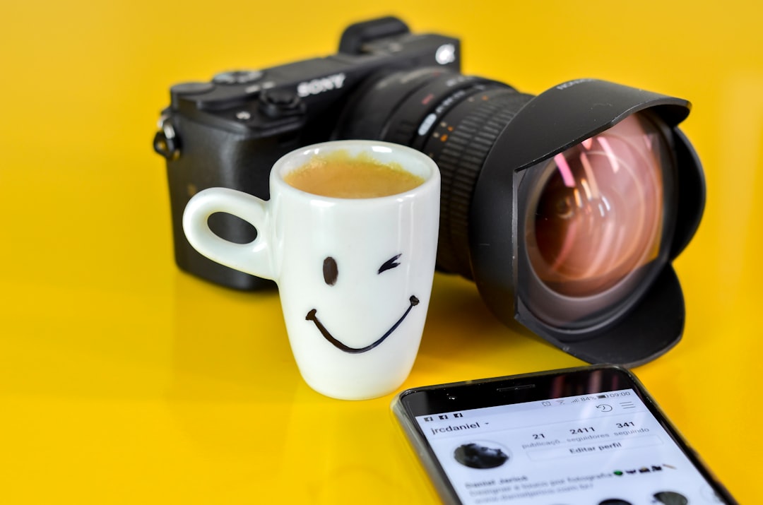 الفرق بين تصوير الموبايل وتصوير المحترفين للمطاعم: لماذا تحتاج لطلال عوض؟