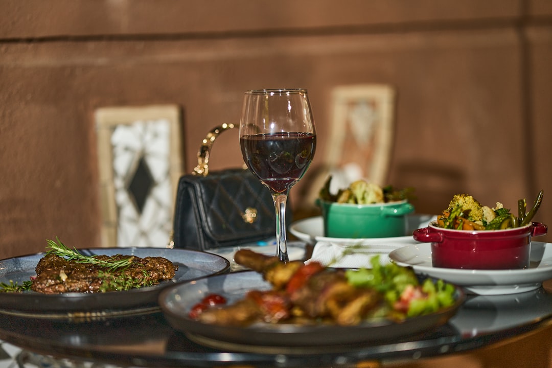تصوير المطاعم الفاخرة (Fine Dining) في الرياض: الفخامة في التفاصيل