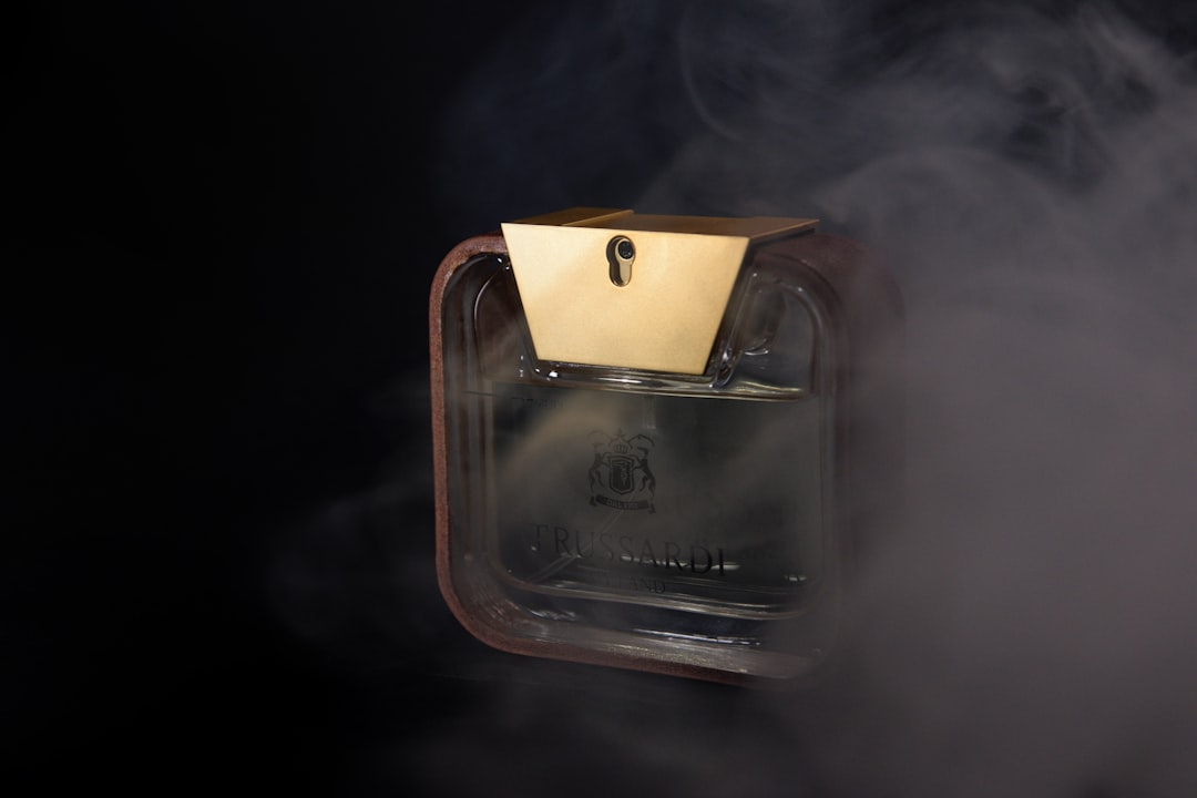 تصوير العطور والزجاجات: تحدي الانعكاسات وكيف يتقنه طلال عوض