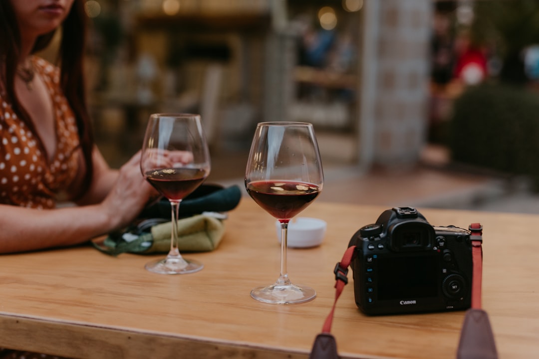 الفرق بين تصوير الموبايل وتصوير المحترفين للمطاعم: لماذا تحتاج لطلال عوض؟