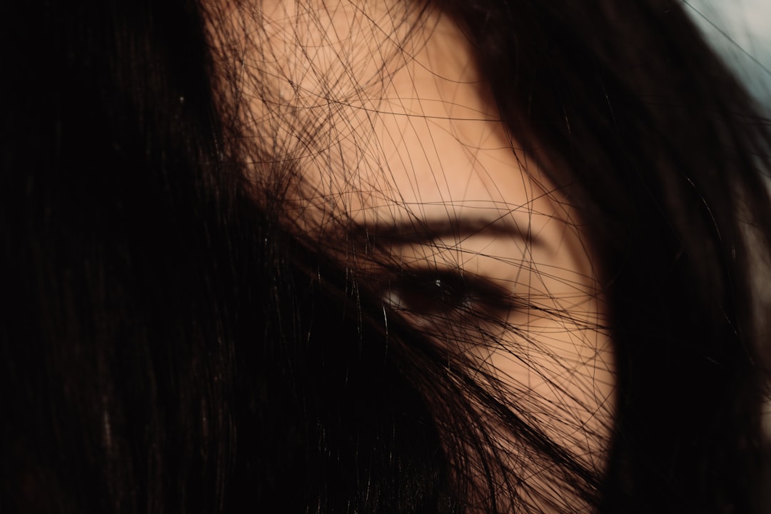 فن تصوير الوجوه (Headshots): التركيز على العيون والتعابير