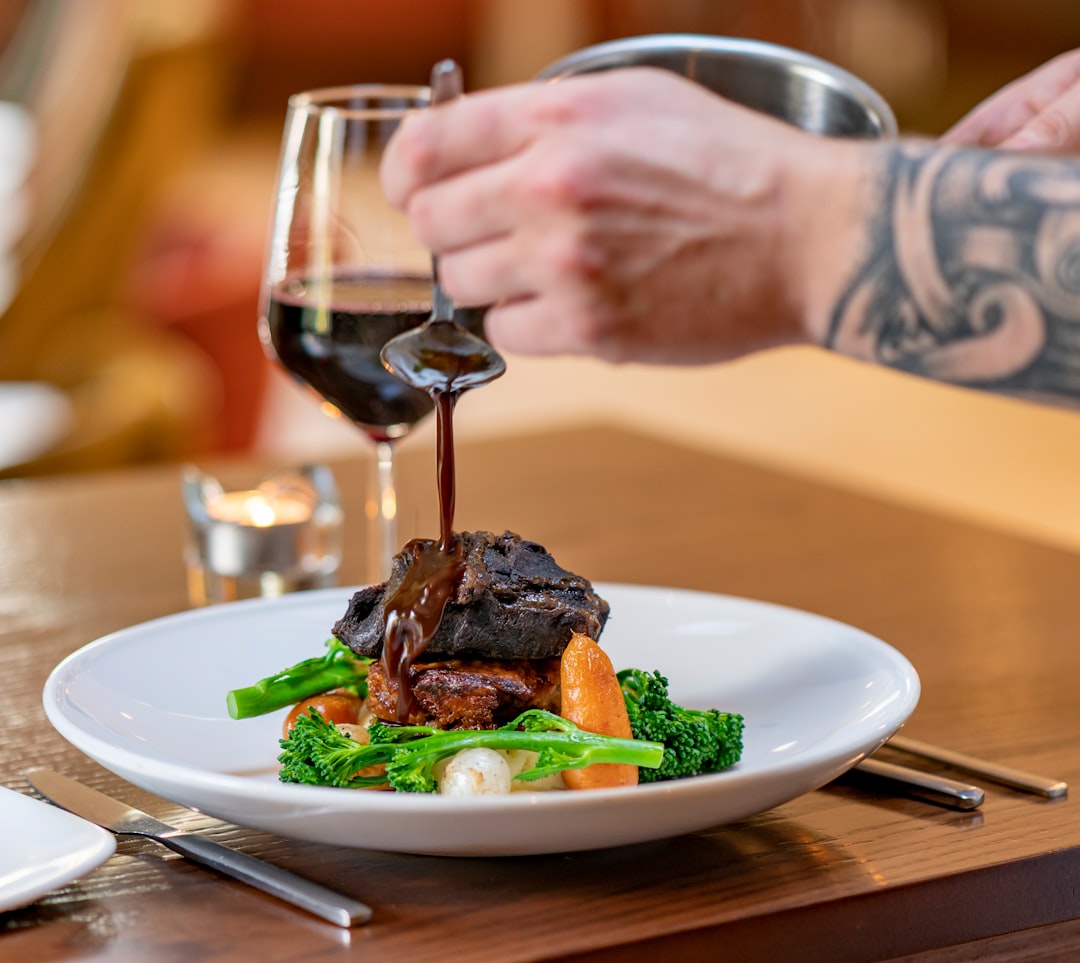 أهمية تنسيق الأطباق (Food Styling) قبل التصوير: نصائح طلال عوض