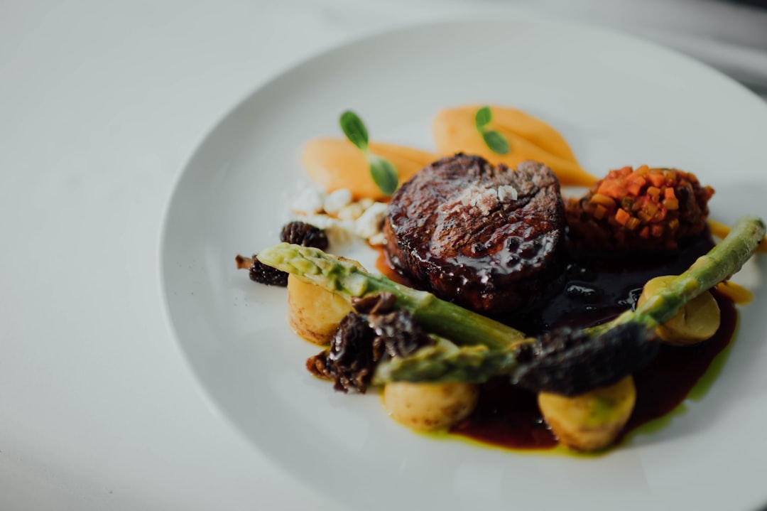 أهمية تنسيق الأطباق (Food Styling) قبل التصوير: نصائح طلال عوض