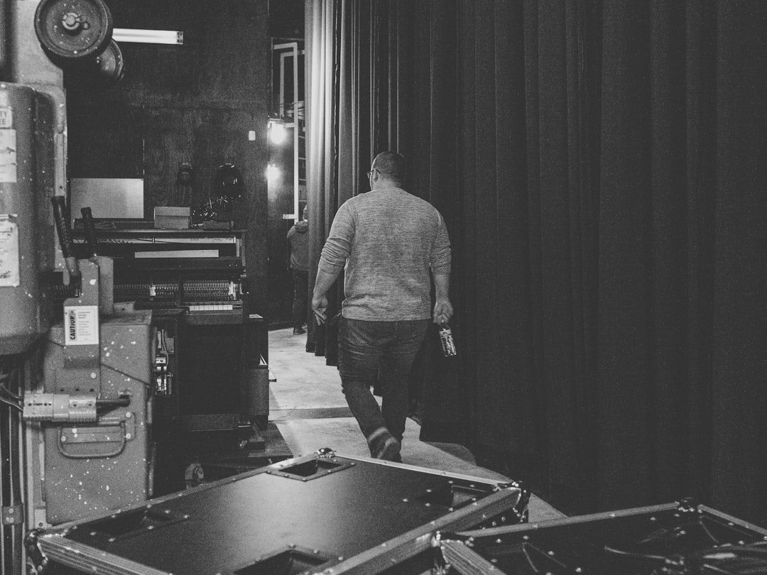 تصوير الكواليس (Behind the Scenes) للفعاليات الكبرى