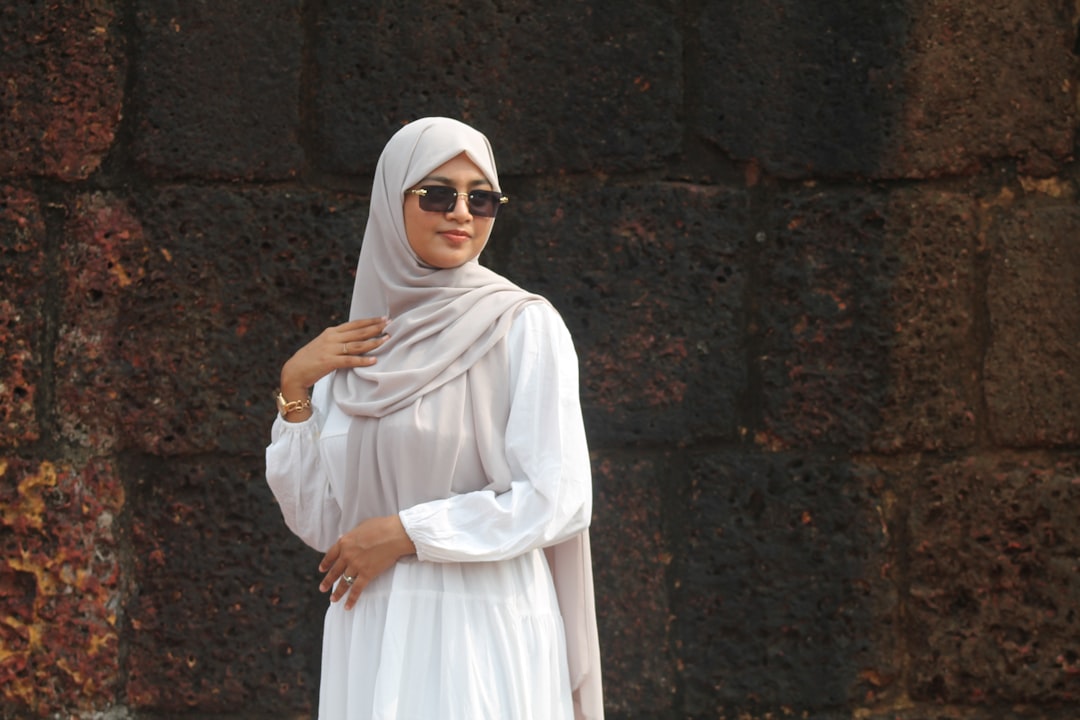 تصوير الملابس والعبايات: إظهار خامة القماش والتفاصيل