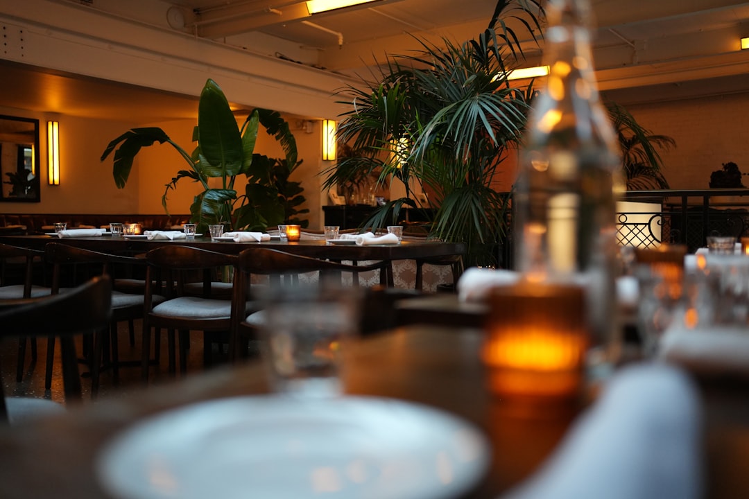 تصوير المطاعم الفاخرة (Fine Dining) في الرياض: الفخامة في التفاصيل