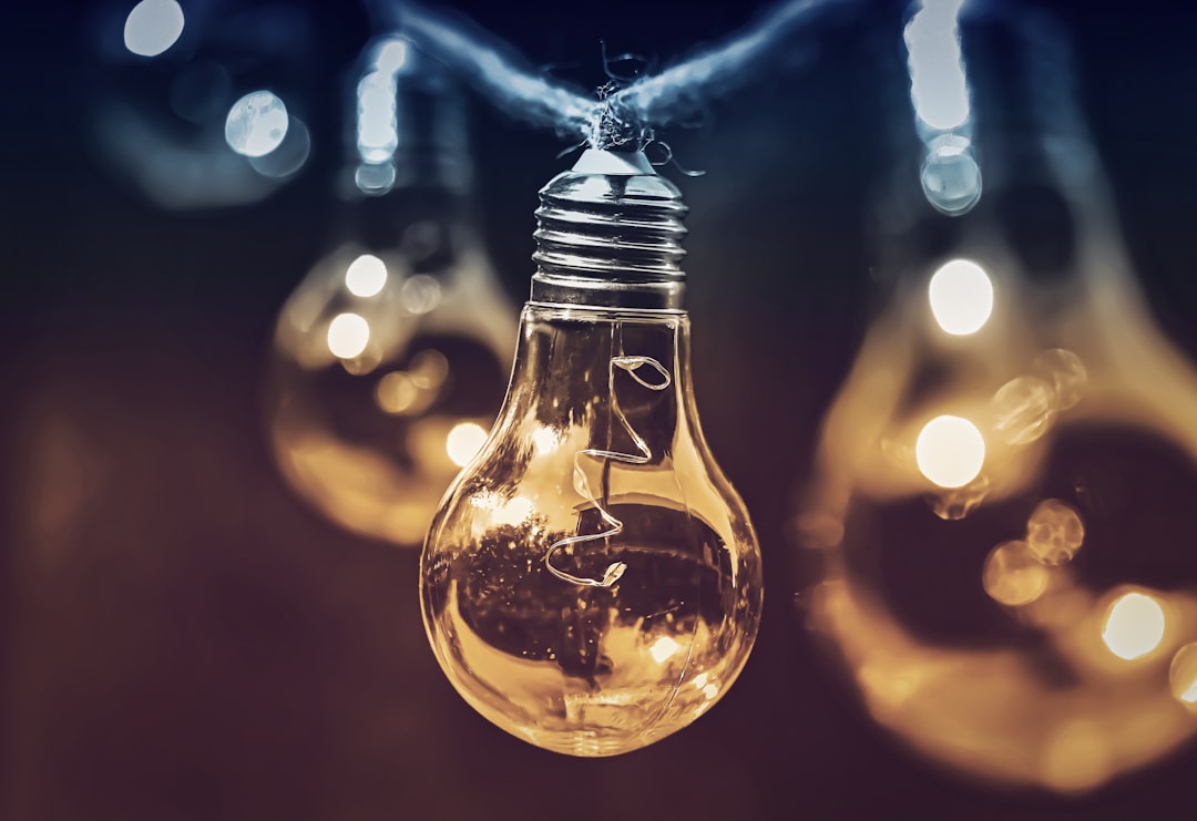 كيف يحول طلال عوض الأفكار البسيطة إلى صور إعلانية مبهرة؟