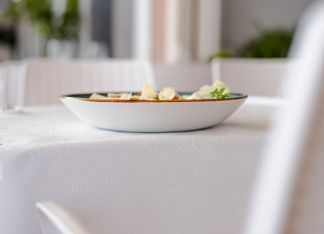 تصوير المطاعم الفاخرة (Fine Dining) في الرياض: الفخامة في التفاصيل