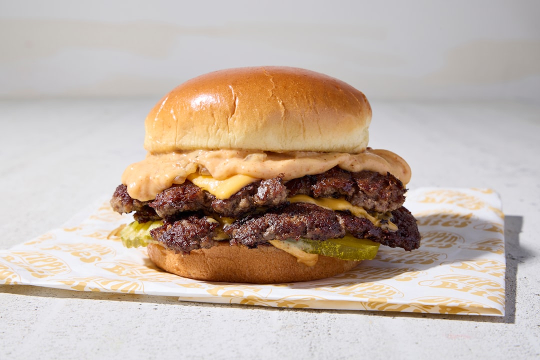 كيف تختار زاوية التصوير المثالية للبرجر والوجبات السريعة؟