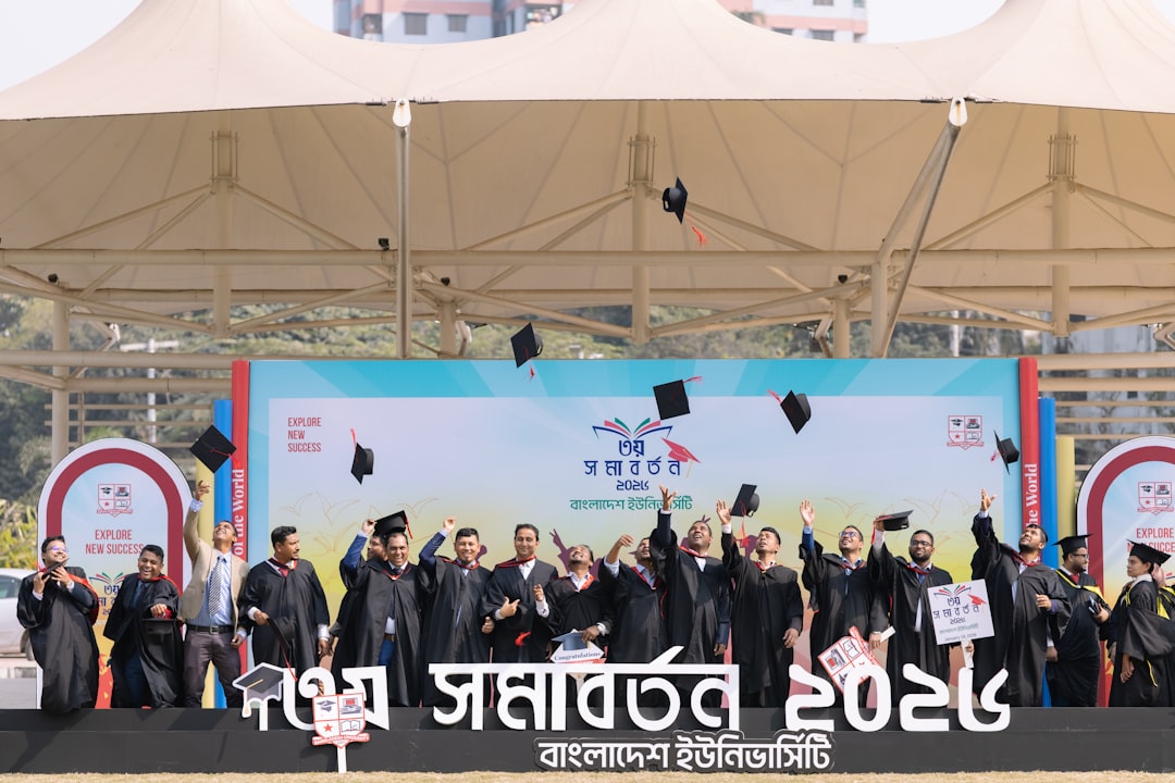 تصوير حفلات التخرج والتكريم: ذكريات النجاح بعدسة طلال عوض