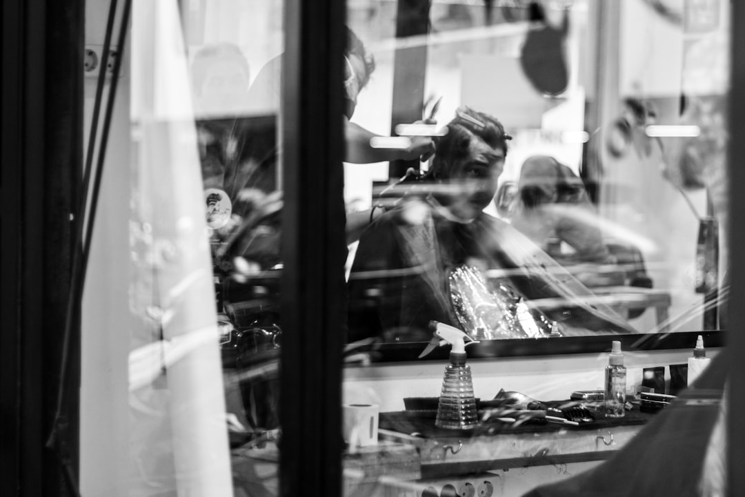 كيف تستعد لجلسة تصوير بورتريه مع طلال عوض؟ نصائح الملابس والمظهر