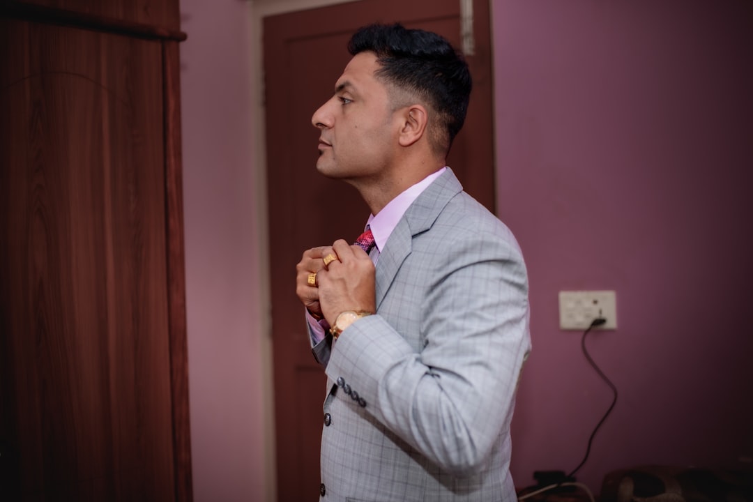 كيف تستعد لجلسة تصوير بورتريه مع طلال عوض؟ نصائح الملابس والمظهر