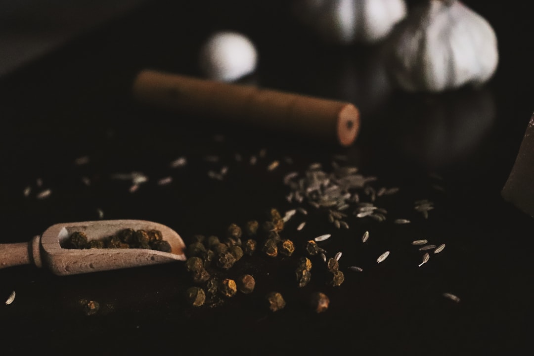 إضاءة المطاعم الخافتة: كيف يتعامل معها المصور المحترف طلال عوض؟