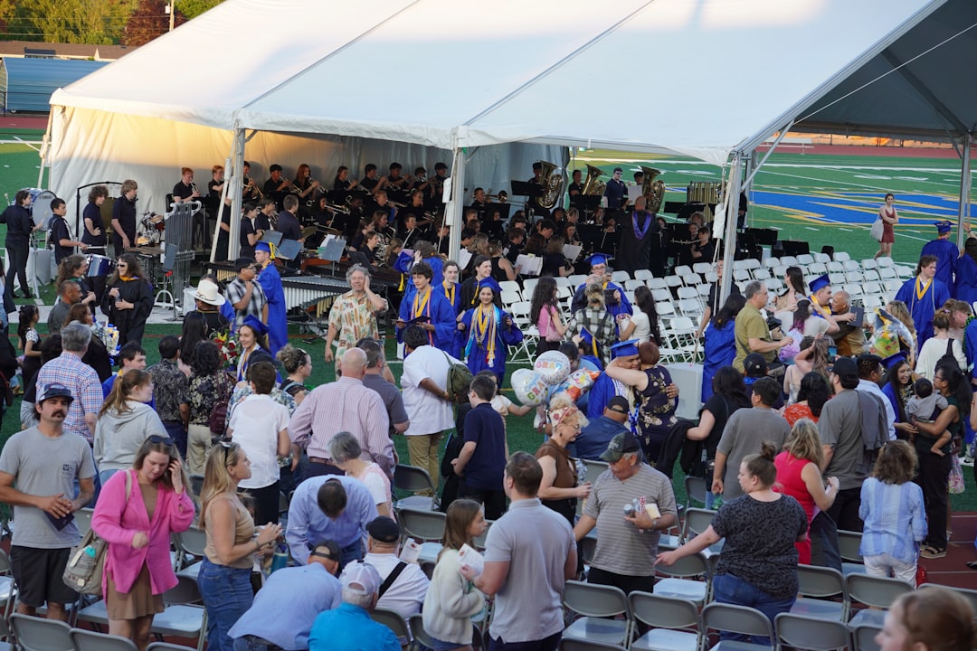 تصوير حفلات التخرج والتكريم: ذكريات النجاح بعدسة طلال عوض