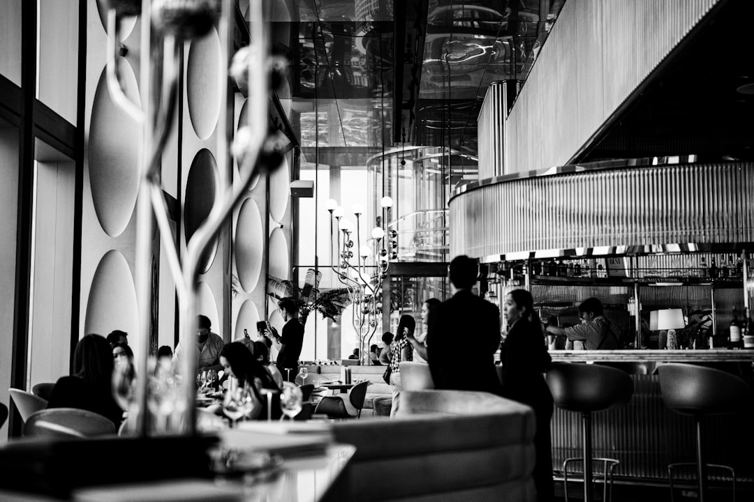 تصوير المطاعم الفاخرة (Fine Dining) في الرياض: الفخامة في التفاصيل