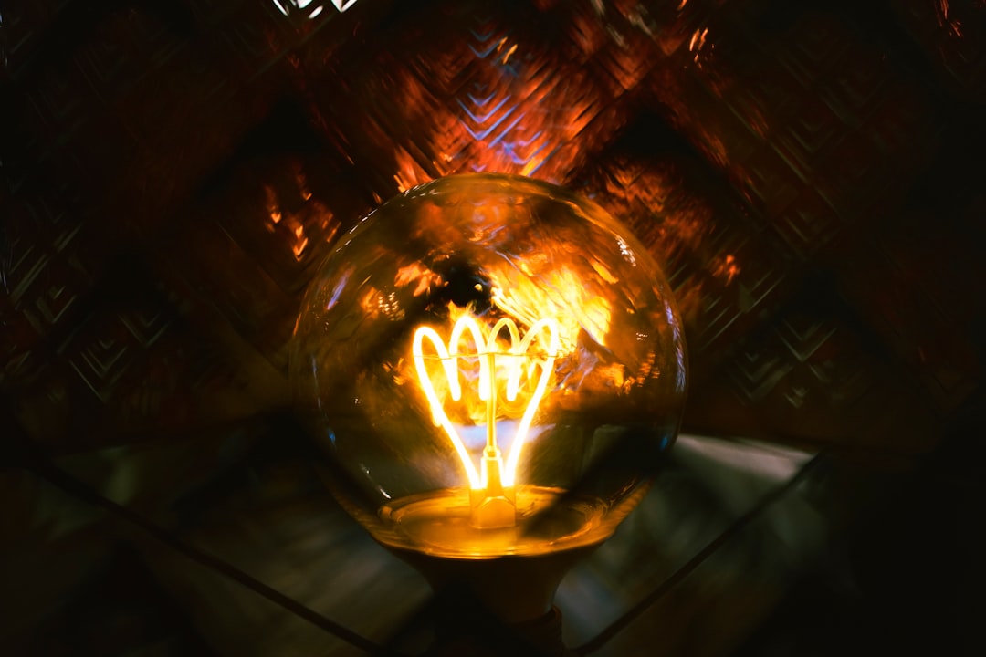 كيف يحول طلال عوض الأفكار البسيطة إلى صور إعلانية مبهرة؟