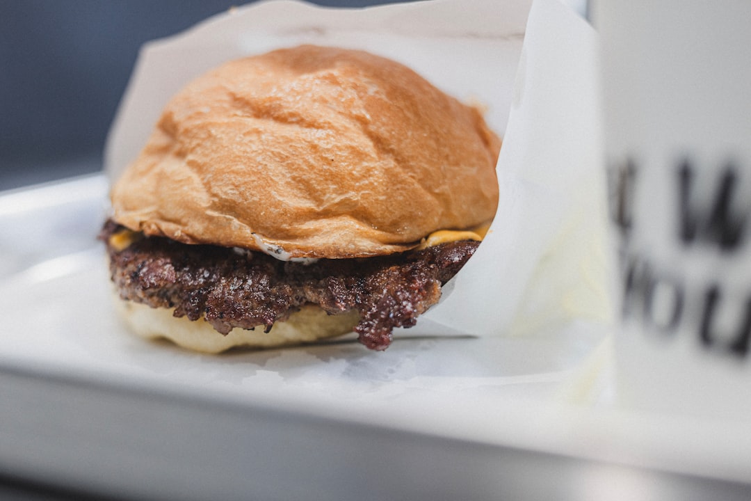 كيف تختار زاوية التصوير المثالية للبرجر والوجبات السريعة؟