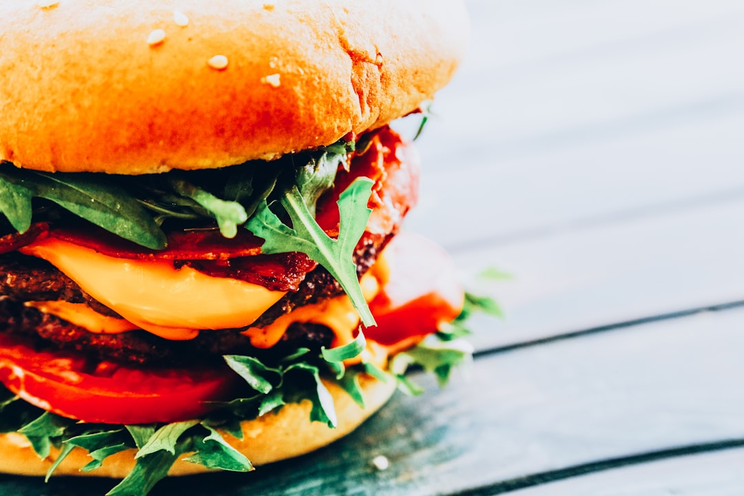 كيف تختار زاوية التصوير المثالية للبرجر والوجبات السريعة؟