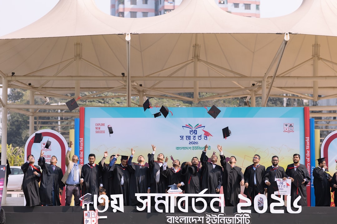 تصوير حفلات التخرج والتكريم: ذكريات النجاح بعدسة طلال عوض