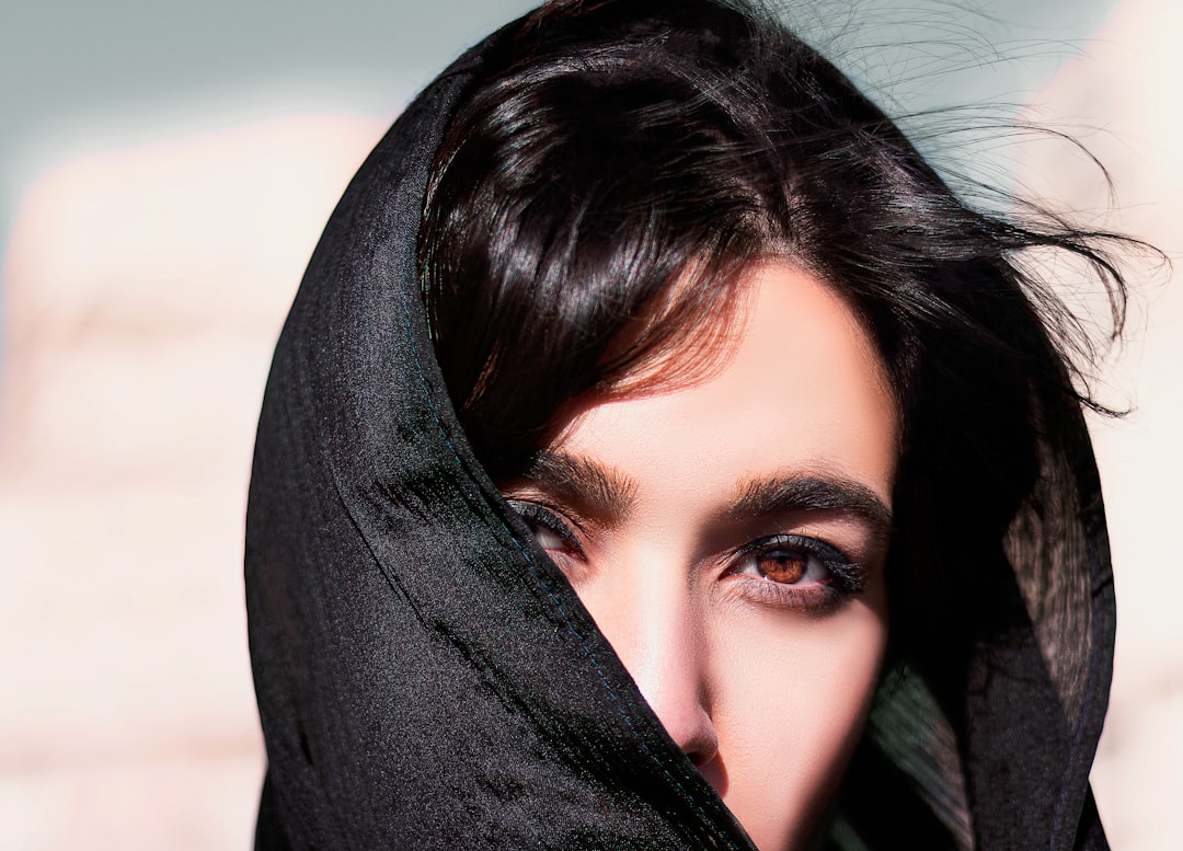 تصوير الملابس والعبايات: إظهار خامة القماش والتفاصيل