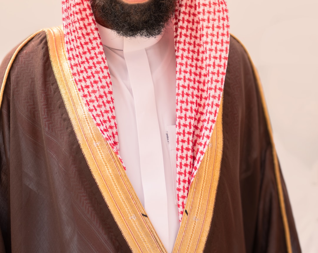 تصوير الزي السعودي الرسمي (الثوب والشماغ) بأفضل زوايا
