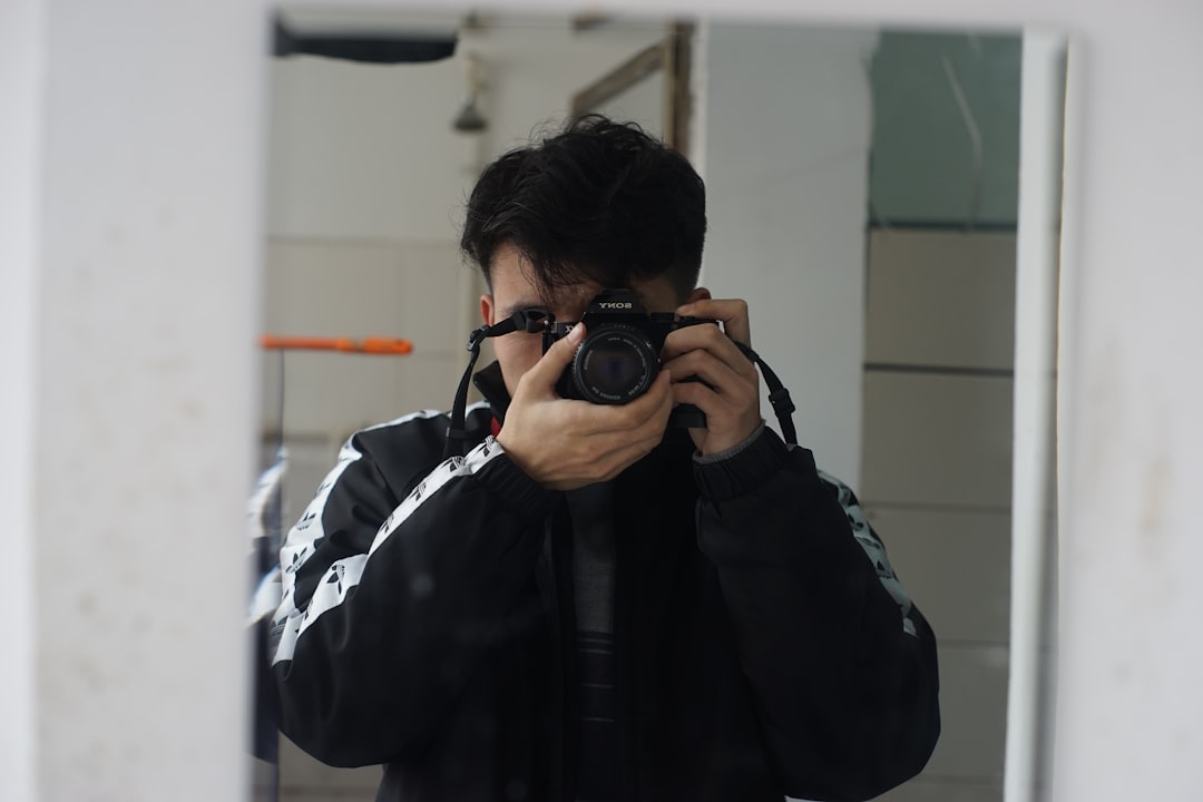 كيف تستعد لجلسة تصوير بورتريه مع طلال عوض؟ نصائح الملابس والمظهر