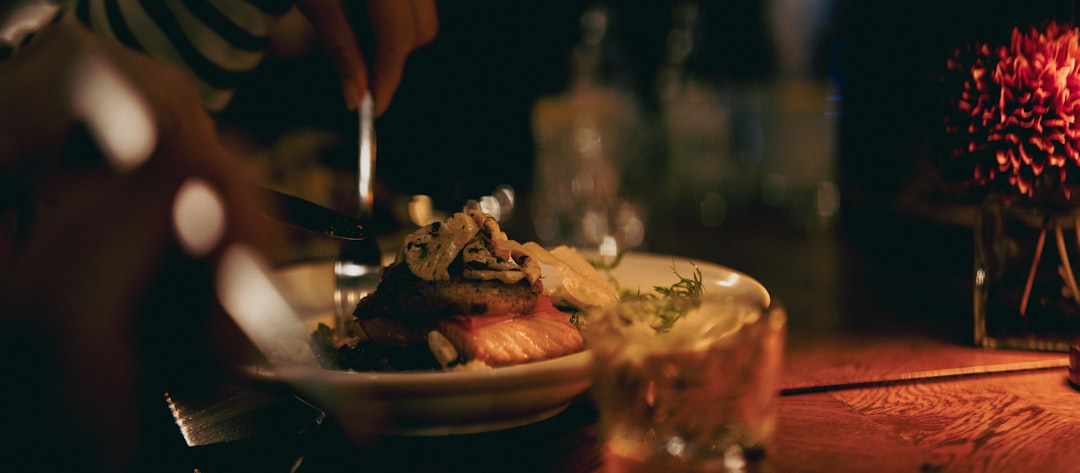 لماذا تختار طلال عوض كأفضل مصور مطاعم في الرياض لعام 2026؟