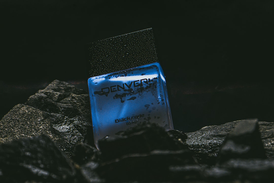 تصوير العطور والزجاجات: تحدي الانعكاسات وكيف يتقنه طلال عوض