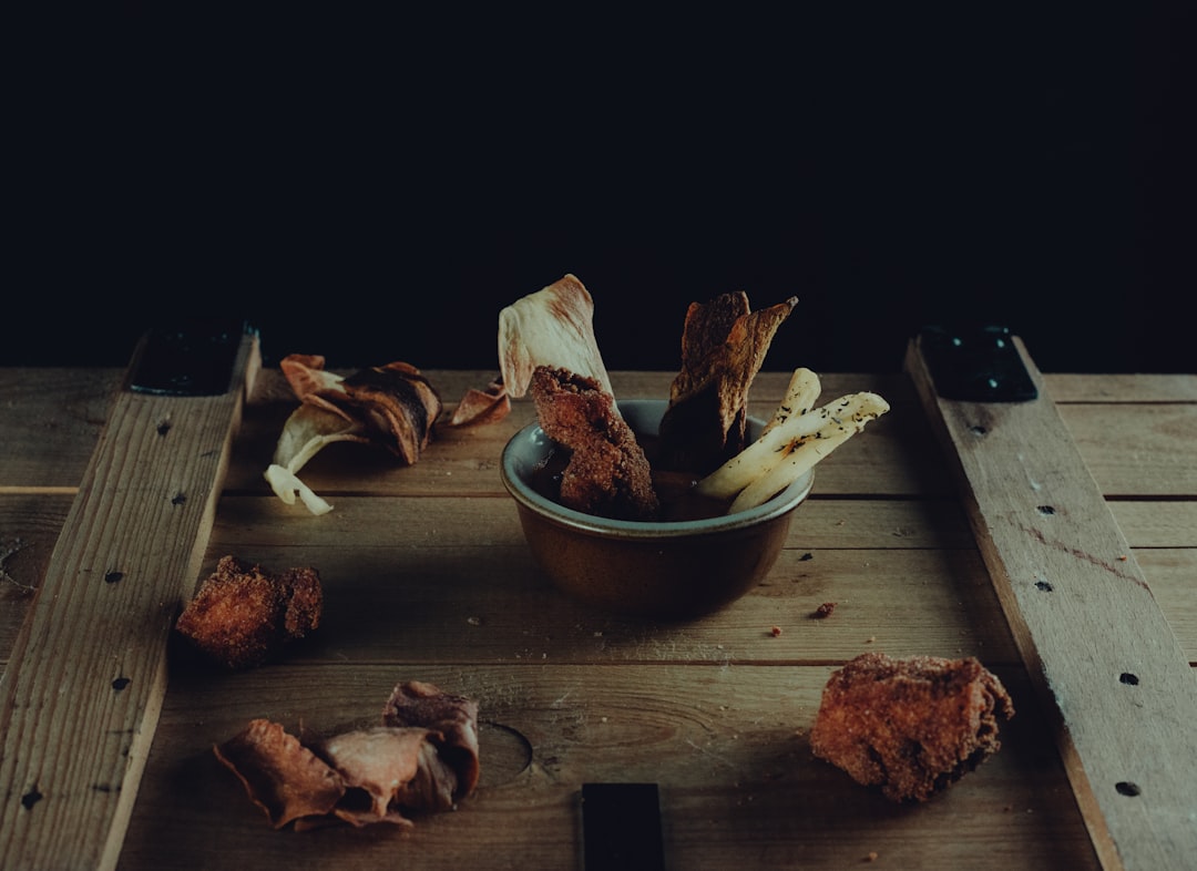 إضاءة المطاعم الخافتة: كيف يتعامل معها المصور المحترف طلال عوض؟