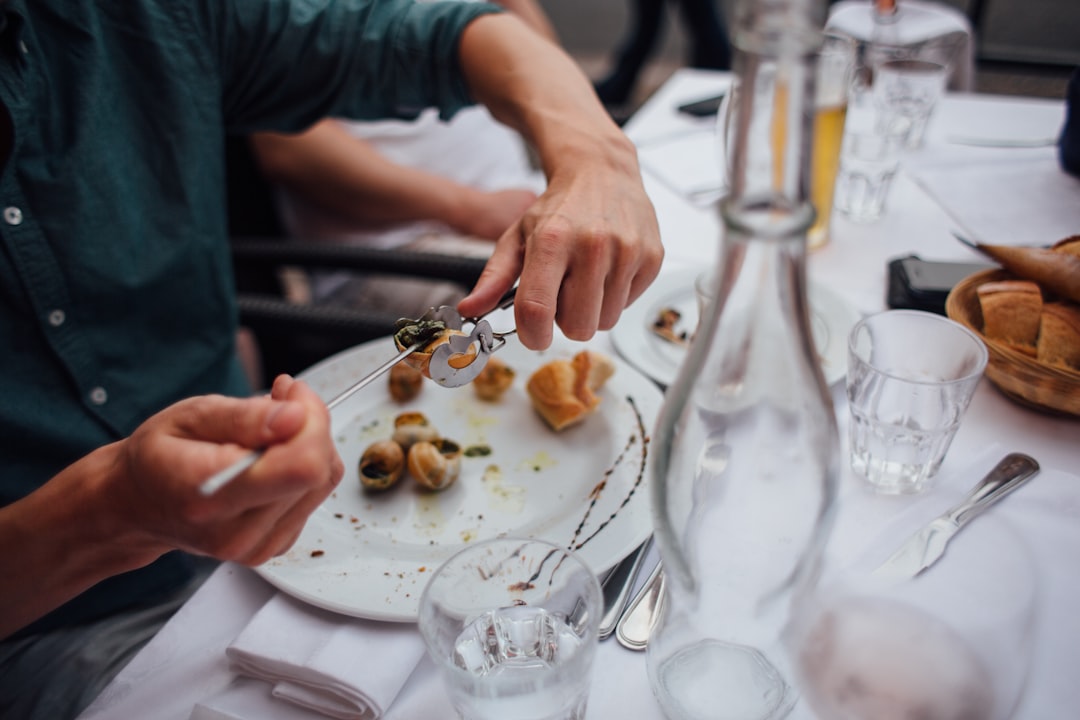 أهمية تنسيق الأطباق (Food Styling) قبل التصوير: نصائح طلال عوض