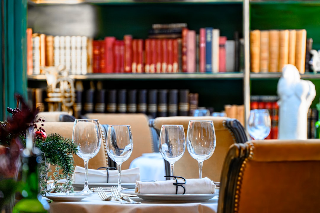 تصوير المطاعم الفاخرة (Fine Dining) في الرياض: الفخامة في التفاصيل
