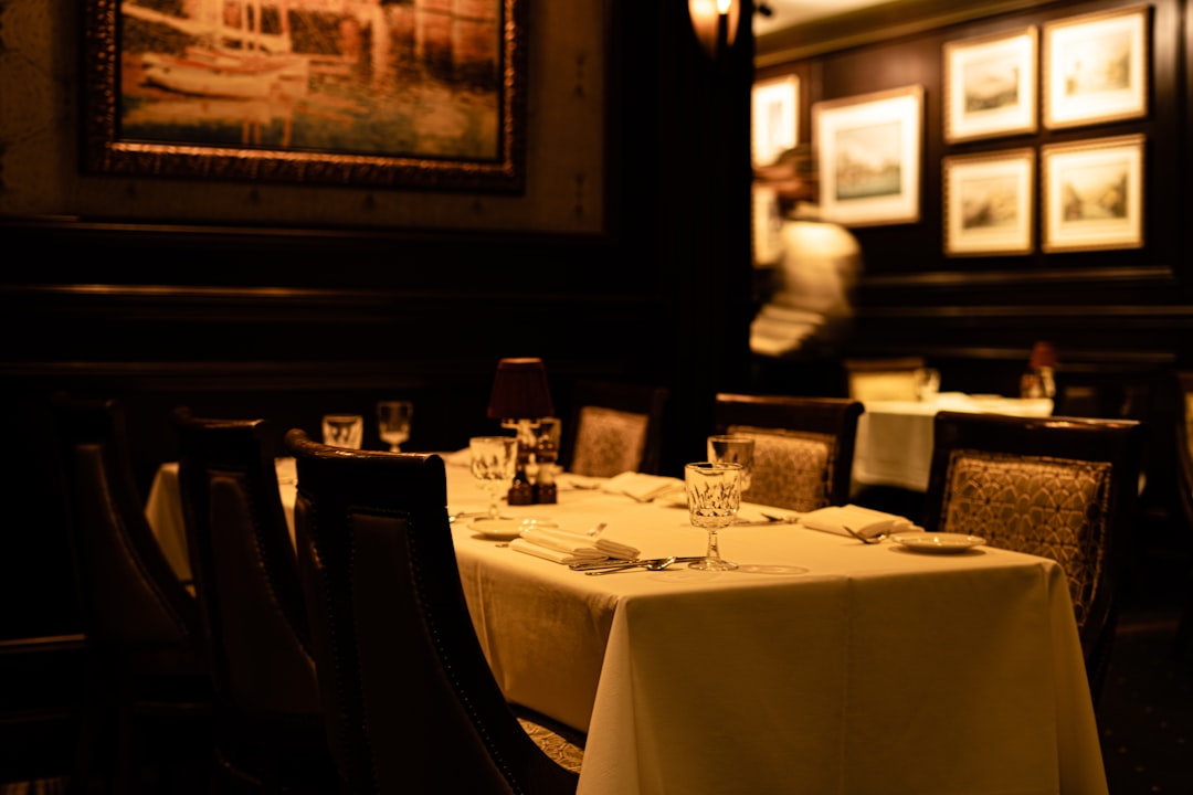 تصوير المطاعم الفاخرة (Fine Dining) في الرياض: الفخامة في التفاصيل