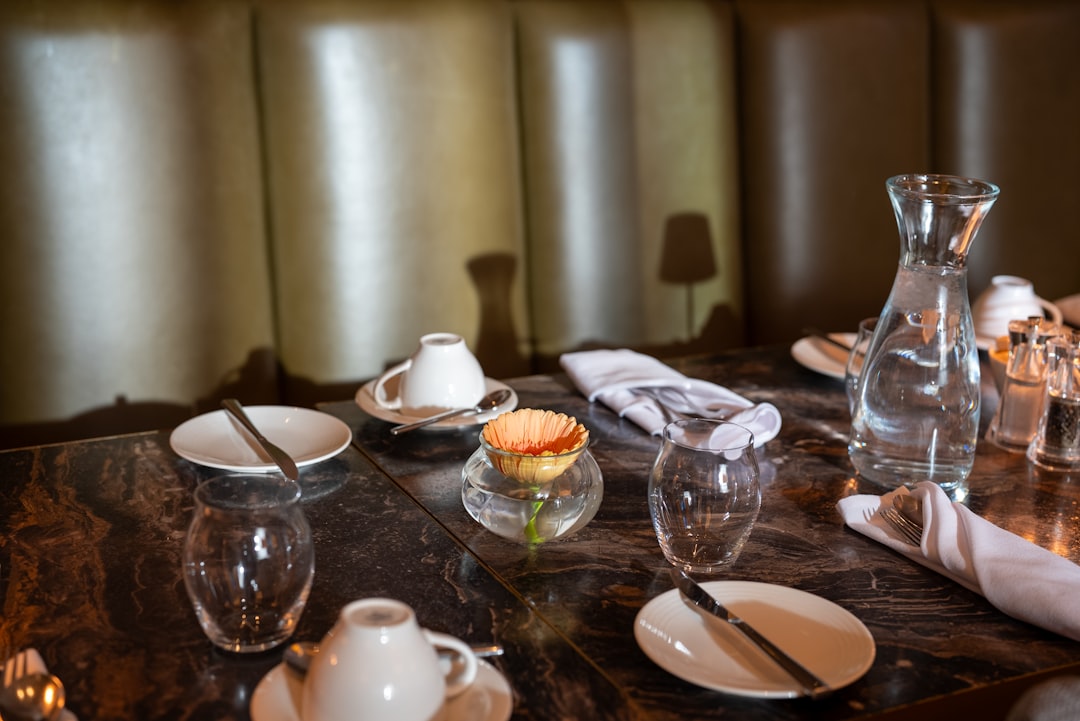 تصوير المطاعم الفاخرة (Fine Dining) في الرياض: الفخامة في التفاصيل