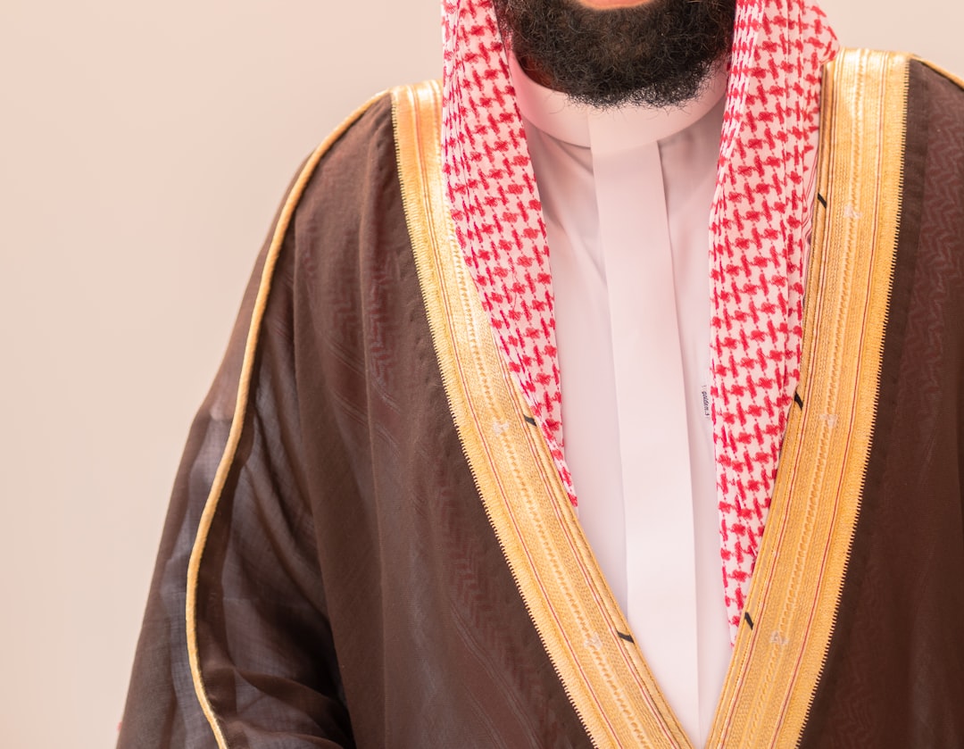 تصوير الزي السعودي الرسمي (الثوب والشماغ) بأفضل زوايا