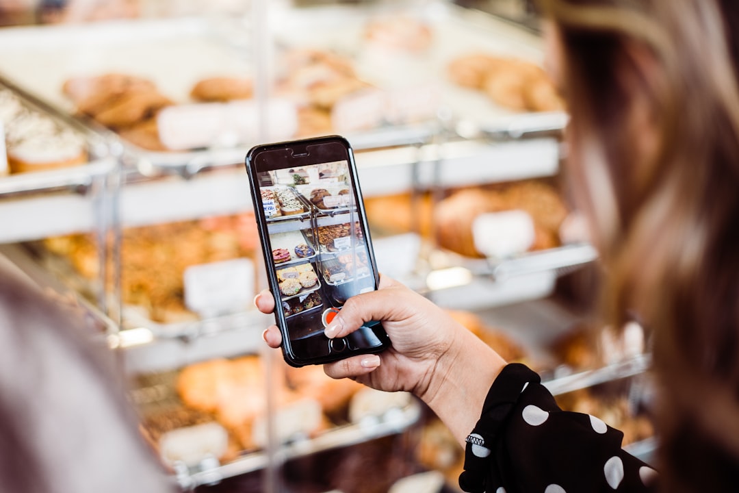 الفرق بين تصوير الموبايل وتصوير المحترفين للمطاعم: لماذا تحتاج لطلال عوض؟