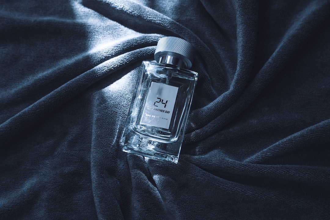 تصوير العطور والزجاجات: تحدي الانعكاسات وكيف يتقنه طلال عوض