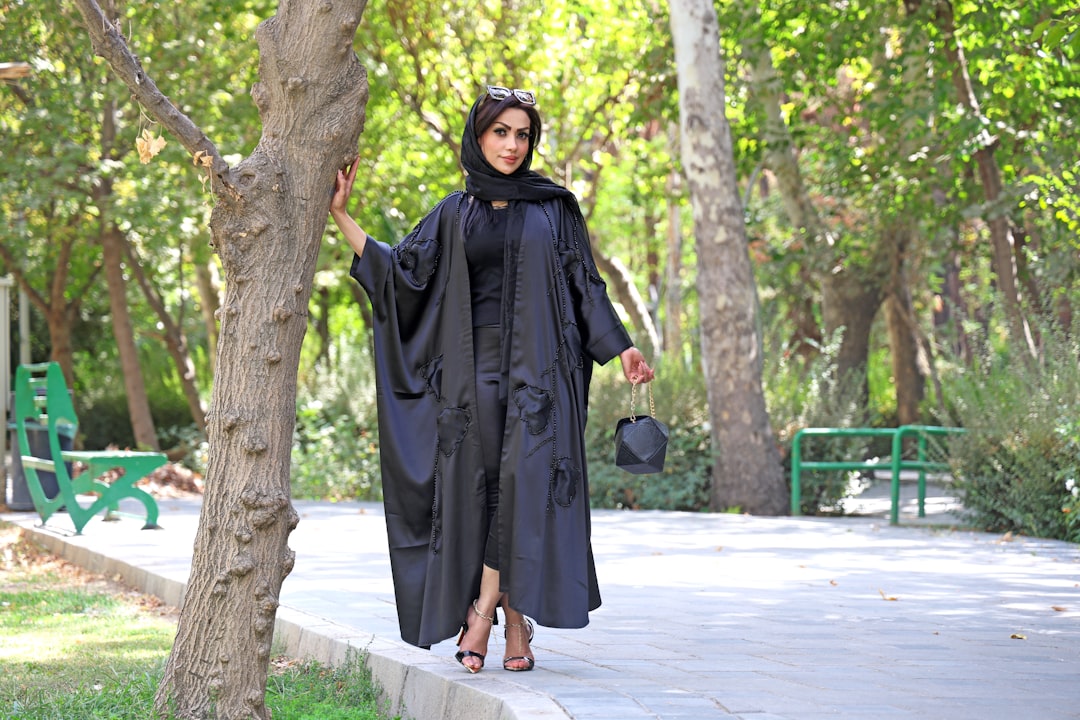 تصوير الملابس والعبايات: إظهار خامة القماش والتفاصيل